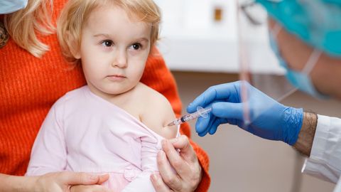 Ein Kleinkind wird geimpft
