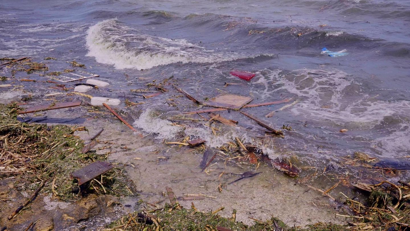 Trümmer am Schwarzen Meer durch Ökozid Russlands in der Ukraine Trümmer am Schwarzen Meer durch Ökozid Russlands in der Ukraine