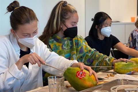 "Sehr realitätsnah": Rechts: Vanessa Le (23), Medizinstudentin. Nicht im Bild: Marie Stein (30), Operationstechnische Assistentin und Medizinstudentin. Beide arbeiten auch für die Organisation "Medical Students For Choice Hamburg"