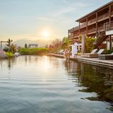 Chalet Mirabell, Hafling: 20 Punkte, 4 Lilien  "Das öffentlich zugängliche Spa erfreut mit Wellness vom Feinsten, unter anderem geboten werden ein 25 Meter langer Naturbadeteich (im Winter als Tauchbecken nutzbar) und ein ebenso langer Infinity-Außenpool", heißt es im Test-Bericht. Und das Fazit lautet: "Ein kleines Paradies zum Wohlfühlen."  Preise: HP ab 258 Euro, www.relax-guide.com/chalet-mirabell