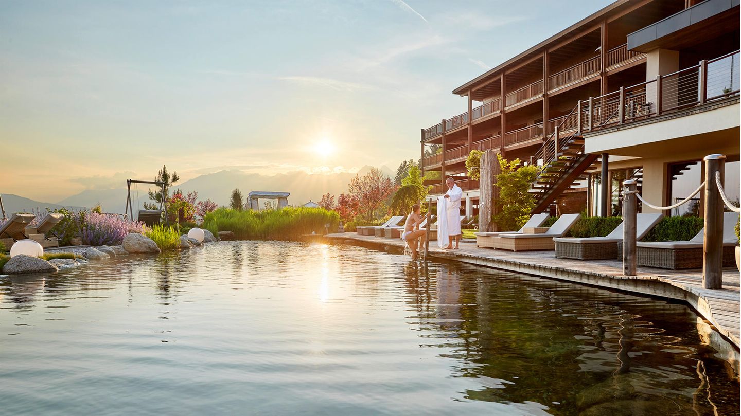 "Relax Guide 2024": Chalet Mirabell, Hafling: 20 Punkte, 4 Lilien "Das öffentlich zugängliche Spa erfreut mit Wellness vom Feinsten, unter anderem geboten werden ein 25 Meter langer Naturbadeteich (im Winter als Tauchbecken nutzbar) und ein ebenso langer Infinity-Außenpool", heißt es im Test-Bericht. Und das Fazit lautet: "Ein kleines Paradies zum Wohlfühlen." Preise: HP ab 258 Euro, www.relax-guide.com/chalet-mirabell Chalet Mirabell, Hafling: 20 Punkte, 4 Lilien "Das öffentlich zugängliche Spa erfreut mit Wellness vom Feinsten, unter anderem geboten werden ein 25 Meter langer Naturbadeteich (im Winter als Tauchbecken nutzbar) und ein ebenso langer Infinity-Außenpool", heißt es im Test-Bericht. Und das Fazit lautet: "Ein kleines Paradies zum Wohlfühlen." Preise: HP ab 258 Euro, www.relax-guide.com/chalet-mirabell