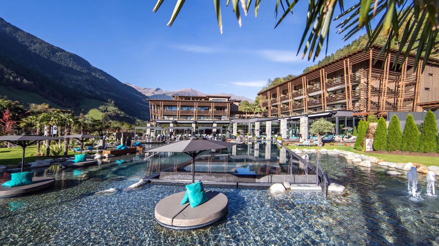 "Relax Guide 2024": Andreus Golf Lodge, St. Leonhard in Passeier: 18 Punkte, 3 Lilien "Die öffentlichen Räume verströmen kontemporär interpretierten Alpenlandchic, die Außenanlage – mit Steinsäulen, Palmen, Springbrunnen und Liegesesseln direkt am Wasser – wird abends mit Feuerstellen romantisch in Szene gesetzt", schwärmen die Tester. "Das Spa ist für diese Gästezahl großzügig bemessen, Highlights sind die Außensauna, ein 30 Meter langes, ganzjährig nutzbares Freibecken und ein ebenso langer Naturbadeteich." Preise: HP ab 217 Euro, www.relax-guide.com/andreus-golf-lodge Andreus Golf Lodge, St. Leonhard in Passeier: 18 Punkte, 3 Lilien "Die öffentlichen Räume verströmen kontemporär interpretierten Alpenlandchic, die Außenanlage – mit Steinsäulen, Palmen, Springbrunnen und Liegesesseln direkt am Wasser – wird abends mit Feuerstellen romantisch in Szene gesetzt", schwärmen die Tester. "Das Spa ist für diese Gästezahl großzügig bemessen, Highlights sind die Außensauna, ein 30 Meter langes, ganzjährig nutzbares Freibecken und ein ebenso langer Naturbadeteich." Preise: HP ab 217 Euro, www.relax-guide.com/andreus-golf-lodge