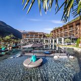 Andreus Golf Lodge, St. Leonhard in Passeier: 18 Punkte, 3 Lilien  "Die öffentlichen Räume verströmen kontemporär interpretierten Alpenlandchic, die Außenanlage – mit Steinsäulen, Palmen, Springbrunnen und Liegesesseln direkt am Wasser – wird abends mit Feuerstellen romantisch in Szene gesetzt", schwärmen die Tester. "Das Spa ist für diese Gästezahl großzügig bemessen, Highlights sind die Außensauna, ein 30 Meter langes, ganzjährig nutzbares Freibecken und ein ebenso langer Naturbadeteich."  Preise: HP ab 217 Euro, www.relax-guide.com/andreus-golf-lodge