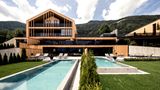 Purmontes Private Luxury Chalet, St. Lorenzen: 20 Punkte, 4 Lilien  Das erst vor zwei Jahren eröffnete Luxusresort in moderner Holzbauweise besteht aus nur fünf Suiten. Das Wasser im Außenpool besticht durch 36 Grad warmes Wasser. "Ein separater Wellnessbereich für alle Suitengäste ist im Dachgeschoß untergebracht, er bietet einen FKK-Whirlpool mit Glasdach; die Saunen öffnen, wann immer man will."  Preise: HP ab 490 Euro, https://www.relax-guide.com/purmontes-private-luxury-chalet   