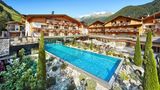 Quelle Nature Spa Resort, Gsies: 18 Punkte, 3 Lilien  Vom kleinen Gasthof zum Fünf-Sterne-Hotel: "Die öffentlichen Räume präsentieren sich in opulenter Landhausklassik", heißt es im "Relax Guide 2021". "Das Spa steht ausschließlich Hausgästen offen und ist ausgesprochen gut ausgestattet. Es bietet unter anderem sechs Pools – darunter ein 20 Meter langes, ganzjährig nutzbares Freibecken –, einen Naturbadeteich sowie zehn Saunen."  Preise: HP ab 209 Euro, www.relax-guide.com/quelle-nature-spa-resort