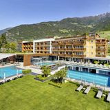 Feldhof, Naturns: 18 Punkte, 3 Lilien  Ein familienfreundliches Haus im Ort. "Das Spa ist weitläufig und auch externen Gästen zugänglich. Im Garten warten nicht nur viele Liegen, sondern auch Himmelbetten, ein Außenpool, ein Kinderbecken mit einer 35 Meter langen Wasserrutsche sowie ein knapp 17 Meter langes Sportbecken", besagt die Wellness-Kritik. Im Dach-Spa mit zwei weiteren Pools und fünf Saunen heißt es dagegen "adults only".  Preise: HP ab 183 Euro,  https://www.relax-guide.com/feldhof   