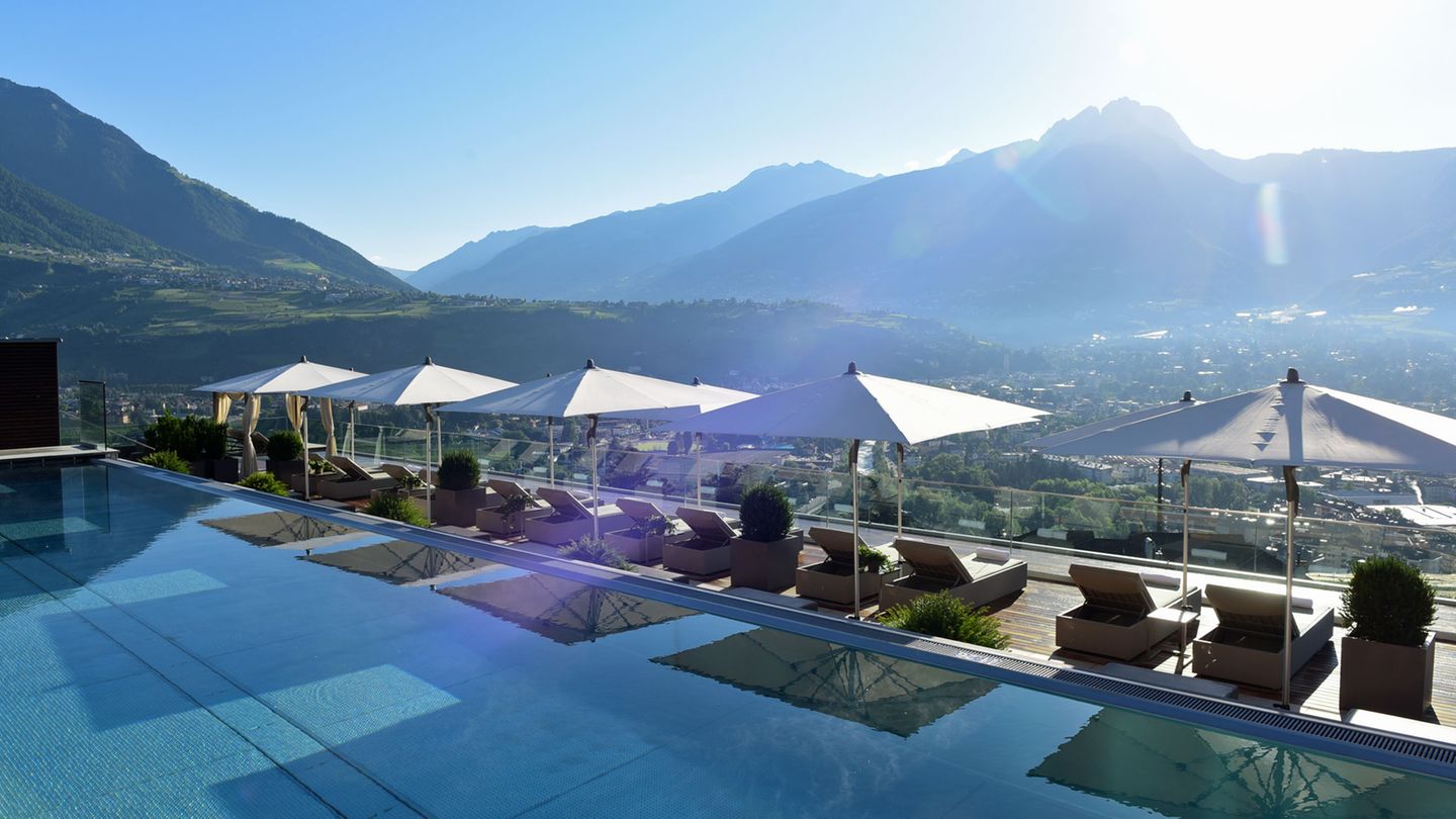 Giardino Marling, Marling: 19 Punkte, 4 Lilien  Ein Luxushaus mit Ausblick auf Meran und das Etschtal. "Das Spa ist weitläufig, im Erdgeschoß wird ein edles Hallenbad mit einem zwölf Meter langen Steinbecken geboten, im Freien wartet ein 15 Meter langer Solepool, und auf dem Dach befindet sich ein 17 Meter langer Sky Pool mit Terrasse, zudem gibt es einen ausgedehnten Saunabereich mit großen Glasfronten."  Preise: HP ab 170 Euro, www.relax-guide.com/giardino-marling