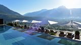 Giardino Marling, Marling: 19 Punkte, 4 Lilien  Ein Luxushaus mit Ausblick auf Meran und das Etschtal. "Das Spa ist weitläufig, im Erdgeschoß wird ein edles Hallenbad mit einem zwölf Meter langen Steinbecken geboten, im Freien wartet ein 15 Meter langer Solepool, und auf dem Dach befindet sich ein 17 Meter langer Sky Pool mit Terrasse, zudem gibt es einen ausgedehnten Saunabereich mit großen Glasfronten."  Preise: HP ab 170 Euro, www.relax-guide.com/giardino-marling