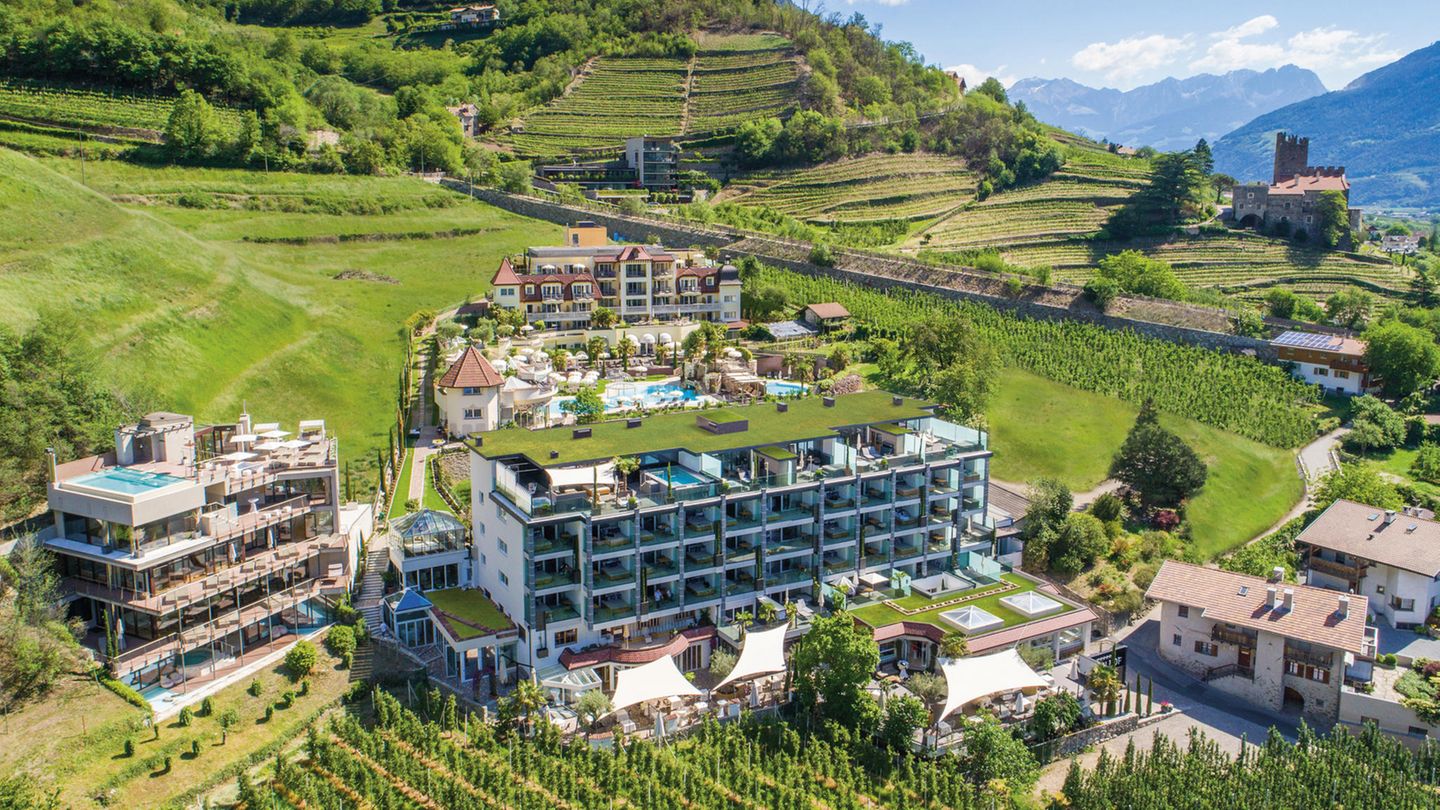 "Relax Guide 2024": Preidlhof Luxury Resort, Naturns: 18 Punkte, 3 Lilien Die Anlage besteht aus einem neu errichteten Haupthaus mit dem Namen Lodge und dem am Hang darüber liegenden älteren Sonnenschlössl. Highlights sind der neue Spa-Tower mit insgesamt sechs Ebenen und der mediterrane Garten mit Außensauna und einem 20 Meter langen Infinity-Sportpool auf dem Dach des Schlössls. Preise: HP ab 233 Euro, www.relax-guide.com/preidlhof-luxury-resort Preidlhof Luxury Resort, Naturns: 18 Punkte, 3 Lilien Die Anlage besteht aus einem neu errichteten Haupthaus mit dem Namen Lodge und dem am Hang darüber liegenden älteren Sonnenschlössl. Highlights sind der neue Spa-Tower mit insgesamt sechs Ebenen und der mediterrane Garten mit Außensauna und einem 20 Meter langen Infinity-Sportpool auf dem Dach des Schlössls. Preise: HP ab 233 Euro, www.relax-guide.com/preidlhof-luxury-resort