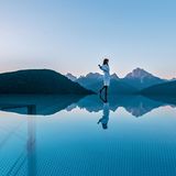 Alpen Tesitin Panorama Resort, Taisten: 17 Punkte, 3 Lilien  Ein feiner, familiengeführter Traditionsbetrieb, 1300 Meter hoch und über dem Tal gelegen, mit dem Schwerpunkt auf Aktivurlaub und Wellness. "Das öffentlich zugängliche Spa bietet viel, von einer Event-Außensauna über Panoramahimmelbetten bis hin zu Solebecken und Außenwhirlpool mit grandiosem Dolomitenblick und einem 20 Meter langen Außenpool", lautet das Test-Fazit.  Preise: HP ab 189 Euro, www.relax-guide.com/alpen-tesitin-panorama-resort