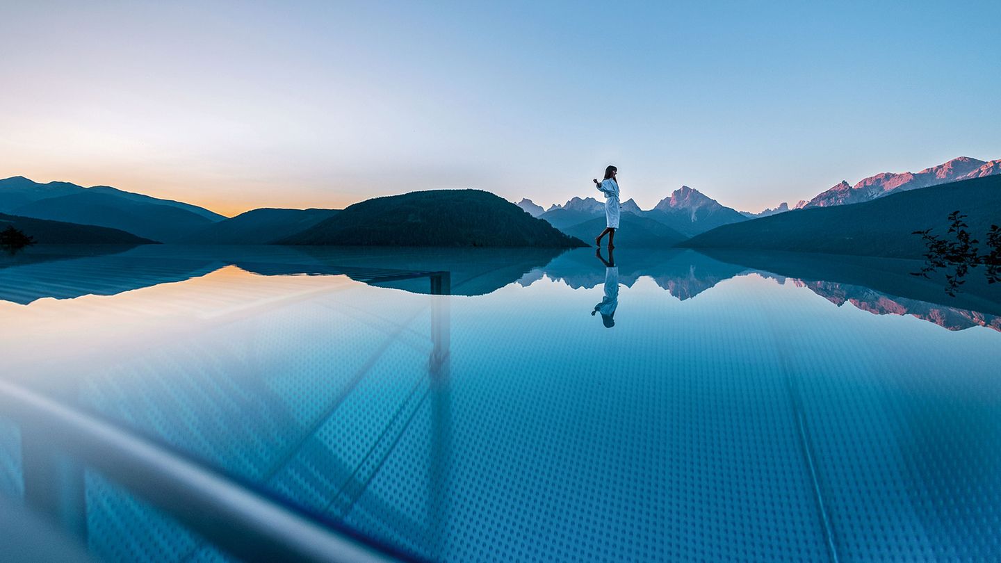 Alpen Tesitin Panorama Resort, Taisten: 17 Punkte, 3 Lilien  Ein feiner, familiengeführter Traditionsbetrieb, 1300 Meter hoch und über dem Tal gelegen, mit dem Schwerpunkt auf Aktivurlaub und Wellness. "Das öffentlich zugängliche Spa bietet viel, von einer Event-Außensauna über Panoramahimmelbetten bis hin zu Solebecken und Außenwhirlpool mit grandiosem Dolomitenblick und einem 20 Meter langen Außenpool", lautet das Test-Fazit.  Preise: HP ab 189 Euro, www.relax-guide.com/alpen-tesitin-panorama-resort