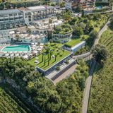 Castel Dorf Tirol, Dorf Tirol: 20 Punkte, 4 Lilien  "Ein Ausnahmehotel mit nur 45 Zimmern", fantastischen Ausblicken und gut geschulten Mitarbeitern. "Das ausschließlich Hausgästen vorbehaltene Spa ist ebenfalls edel arrangiert und besticht nicht zuletzt mit seiner Panoramaidylle", heißt es im "Relax Guide".  Preise: HP ab 208 Euro, www.relax-guide.com/castel-dorf-tirol