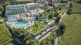 Castel Dorf Tirol, Dorf Tirol: 20 Punkte, 4 Lilien  "Ein Ausnahmehotel mit nur 45 Zimmern", fantastischen Ausblicken und gut geschulten Mitarbeitern. "Das ausschließlich Hausgästen vorbehaltene Spa ist ebenfalls edel arrangiert und besticht nicht zuletzt mit seiner Panoramaidylle", heißt es im "Relax Guide".  Preise: HP ab 208 Euro, www.relax-guide.com/castel-dorf-tirol