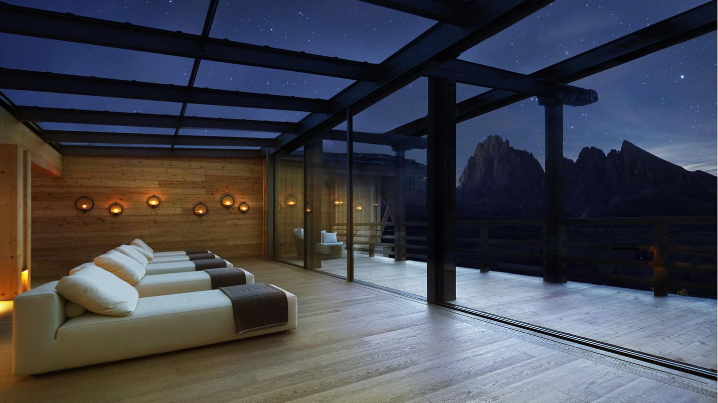 "Relax Guide 2024": Adler Lodge Alpe, Seiser Alm: 17 Punkte, 3 Lilien Ein Hideaway auf der autofreien Seiser Alm: "Ringsum Wiesen, Kühe weiden, im Winter ist man hier direkt an der Piste. Das öffentlich zugängliche Spa ist atmosphärisch gestaltet, aber nicht gerade weitläufig, also eher als Add-on für Skifahrer und Wanderer gedacht", lautet die Kurzzusammenfassung vom "Relax Guide". Preise: All inclusive ab 253 Euro, www.relax-guide.com/adler-lodge-alpe Adler Lodge Alpe, Seiser Alm: 17 Punkte, 3 Lilien Ein Hideaway auf der autofreien Seiser Alm: "Ringsum Wiesen, Kühe weiden, im Winter ist man hier direkt an der Piste. Das öffentlich zugängliche Spa ist atmosphärisch gestaltet, aber nicht gerade weitläufig, also eher als Add-on für Skifahrer und Wanderer gedacht", lautet die Kurzzusammenfassung vom "Relax Guide". Preise: All inclusive ab 253 Euro, www.relax-guide.com/adler-lodge-alpe