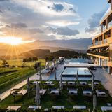 Winkler, St. Lorenzen: 17 Punkte, 3 Lilien  Ein Fünf-Sterne-Haus in 960 Metern Höhe, umgeben von Wiesen am Hang. "Ein Hingucker ist das Hallenbad mit grandiosem Panorama und einer riesigen Bibliothek, der Innenpool ist 17 Meter lang, der Infinity-Außenpool misst sogar 25 Meter", heißt es im neuen "Relax Guide 2021".  Preise: HP ab 193 Euro, www.relax-guide.com/winkler