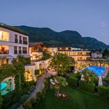 Ansitz Plantitscherhof, Merian: 16 Punkte, 2 Lilien  Dieses Haus befindet sich in einem ruhigen Villenviertel und fokussiert auf Gourmet, Wein und Oldtimer. "Sein dreiseitiger Gebäudeverbund schafft eine von der Außenwelt abgeschirmte Privatsphäre, im Innenhof mit Nussbaum, steinernem Brunnen und Kopfsteinpflaster fühlt sich’s fast an wie auf einem alten Landgut, überall wachsen Lavendel, Rosen und Obstbäume."  Preise: HP ab 232 Euro, www.relax-guide.com/ansitz-plantitscherhof