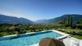 Patrizia, Dorf Tirol:18 Punkte, 18 Punkte, 3 Lilien  Eine Oase der Ruhe, hoch über Meran, umgeben von Apfelhainen und Weinreben. Der Spa-Bereich geht über mehrere Etagen verteilt mit dem neuen Saunabereich im vierten Stock und herrlichen Ruheräumen. Im Garten gibt es einen 20 Meter langen Swimmingpool.  Preise: HP ab 173 Euro, www.relax-guide.com/patrizia