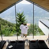 Miramonti Boutique Hotel, Hafling: 17 Punkte, drei Lilien  Hoch über Meran thront das Hotel, das aus mehreren miteinander verbundenen Häusern besteht und ganz in Schwarz gehalten ist, was im Inneren jedoch mit Weiß kombiniert wird. "Das kleine, öffentlich zugängliche Spa punktet mit natürlicher Felsenoptik, einem teilüberdachten, 15 Meter langen Infinity-Außenpool, einem neuen Onsen-Freibecken sowie einer finnischen Außensauna im Wald und einem Ruheraum mit Weitblick."  Preis: NF ab 205 Euro, www.relax-guide.com/miramonti-boutique-hotel