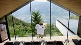 Miramonti Boutique Hotel, Hafling: 17 Punkte, drei Lilien  Hoch über Meran thront das Hotel, das aus mehreren miteinander verbundenen Häusern besteht und ganz in Schwarz gehalten ist, was im Inneren jedoch mit Weiß kombiniert wird. "Das kleine, öffentlich zugängliche Spa punktet mit natürlicher Felsenoptik, einem teilüberdachten, 15 Meter langen Infinity-Außenpool, einem neuen Onsen-Freibecken sowie einer finnischen Außensauna im Wald und einem Ruheraum mit Weitblick."  Preis: NF ab 205 Euro, www.relax-guide.com/miramonti-boutique-hotel