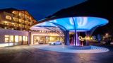 Quellenhof Luxury Resort, St. Martin in Passeier: 17 Punkte, 3 Lilien  Ein riesiges Resort mit "üppig aufgetragenem neoalpinen Chic", das aus fünf Hotels und einem Apartmentgebäude besteht. Insgesamt können 800 Personen untergebracht werden. "Das öffentlich zugängliche Spa ist auf mehrere Häuser verteilt und bietet alles, was man sich als Wellnessliebhaber wünscht", so die Tester.  Preise: HP ab 215 Euro, www.relax-guide.com/quellenhof-luxury-resort