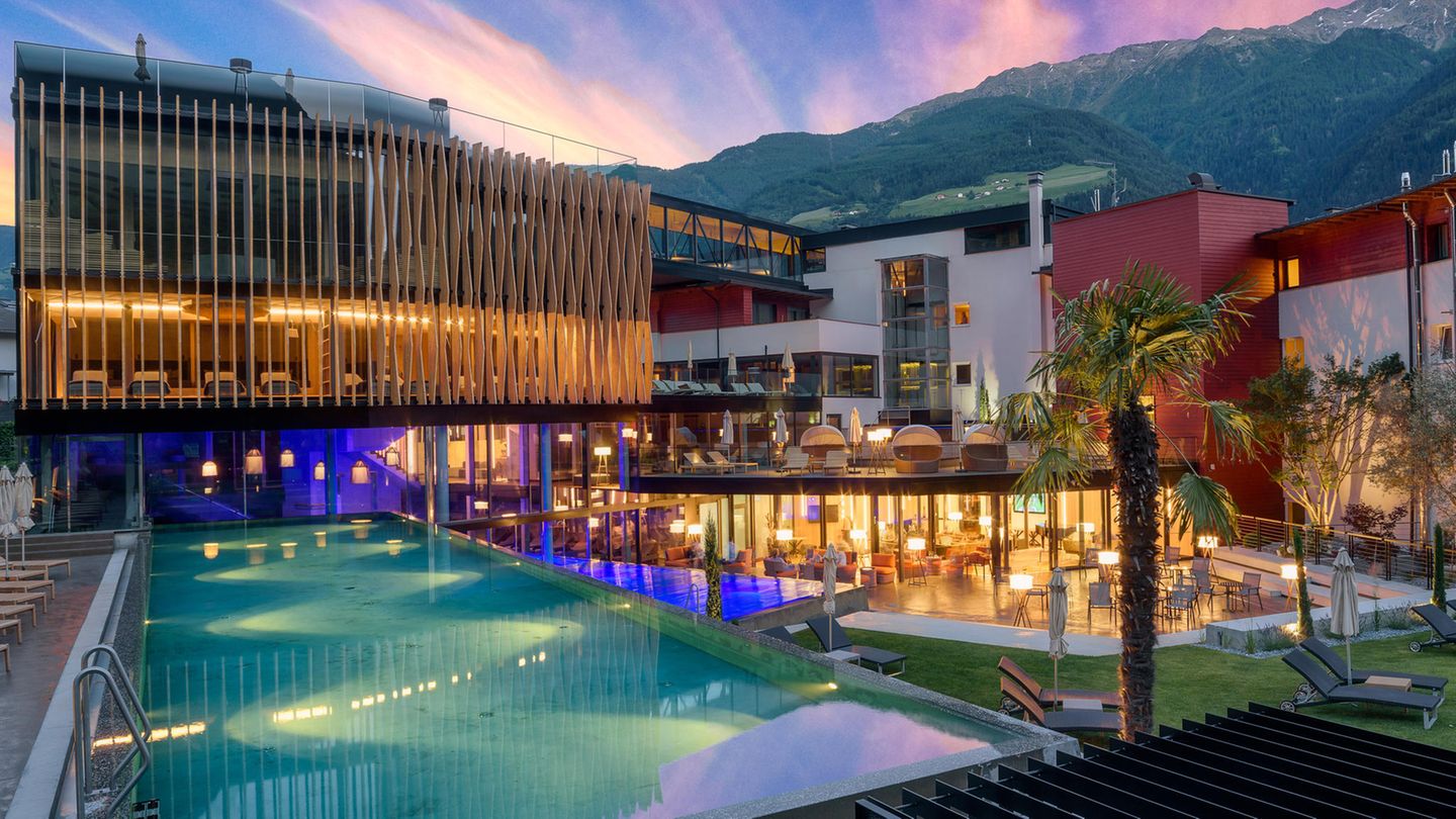 "Relax Guide 2024": Lindenhof Lifestyle Resort, Naturns: 17 Punkte, 3 Lilien Hinter modernen Fassaden präsentiert sich "das Ambiente gefällig und zeitgemäß, vieles ist mit heimischen Naturmaterialien gestaltet", so die Tester. "Das Spa steht auch externen Gästen offen und ist für uns das Highlight des Hauses. Es ist weitläufig und verteilt sich mit seinen getrennten Erwachsenen- und Familienbereichen auf mehrere Ebenen. Preise: HP ab 173 Euro, www.relax-guide.com/lindenhof-lifestyle-resort Lindenhof Lifestyle Resort, Naturns: 17 Punkte, 3 Lilien Hinter modernen Fassaden präsentiert sich "das Ambiente gefällig und zeitgemäß, vieles ist mit heimischen Naturmaterialien gestaltet", so die Tester. "Das Spa steht auch externen Gästen offen und ist für uns das Highlight des Hauses. Es ist weitläufig und verteilt sich mit seinen getrennten Erwachsenen- und Familienbereichen auf mehrere Ebenen. Preise: HP ab 173 Euro, www.relax-guide.com/lindenhof-lifestyle-resort