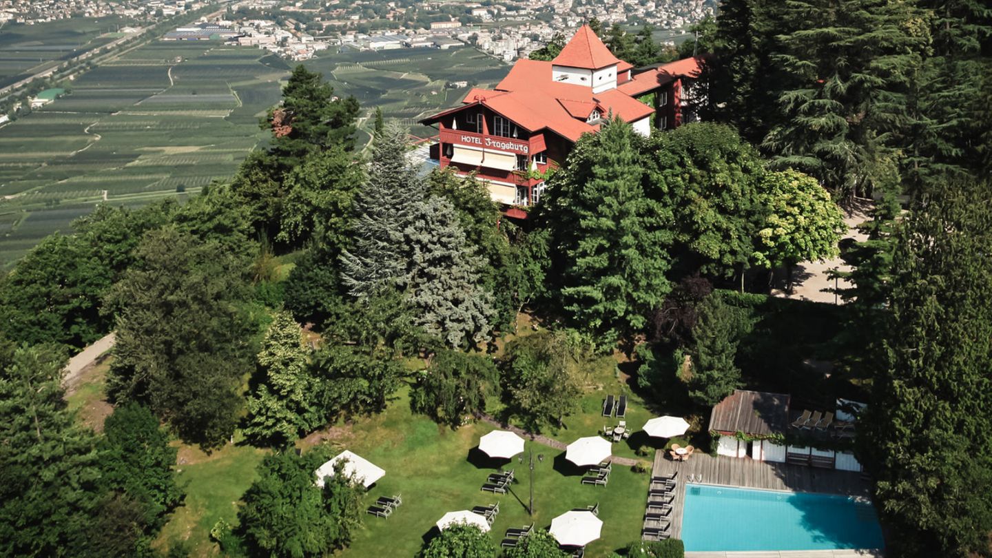 Castel Fragsburg, Meran: 17 Punkte, 3 Lilien  Was für eine Lage: ein familiengeführtes Hotel in einem historischen Jagdschloss, 725 Meter hoch, auf einem Felsvorsprung über Meran. "Die Massagen sind sehr gut, bei entsprechender Witterung kann man sie auch im Freien genießen, Yoga gibt es täglich morgens, die insgesamt vier Saunen schließen um 20 Uhr", heißt es in dem lobenden Urteil der Tester.  Preise: HP ab 319 Euro, www.relax-guide.com/castel-fragsburg