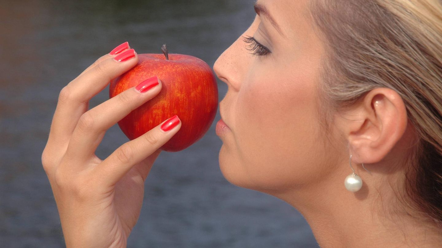 Frau riecht an Apfel Frau riecht an Apfel