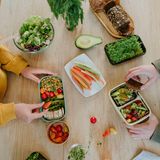 Gemüse und Brot in der Brotbox