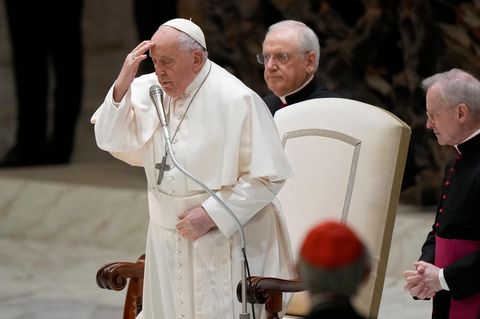 Papst Franziskus bekreuzigt sich