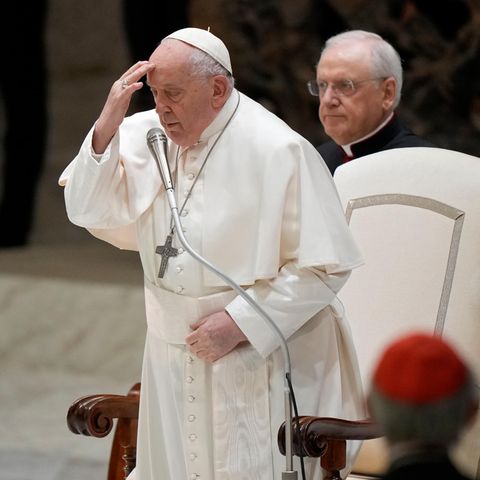 Papst Franziskus bekreuzigt sich