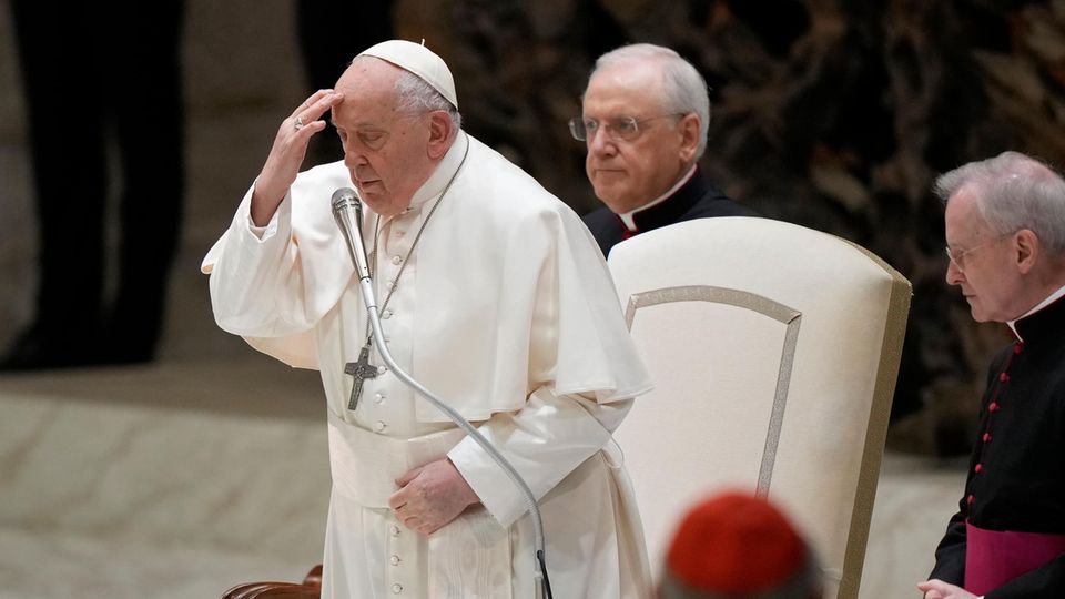 Papst Franziskus bekreuzigt sich