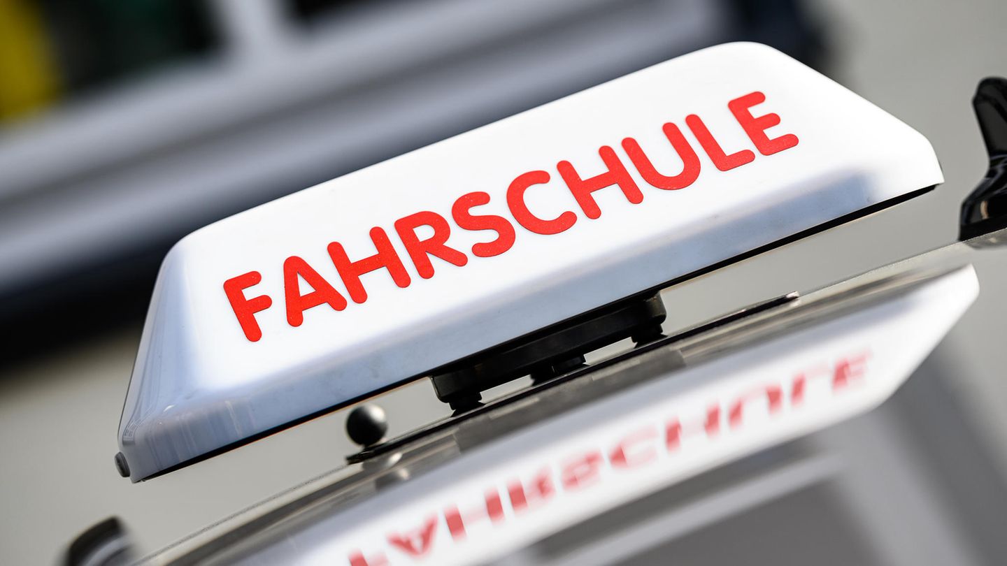 Fast jeder zweite Fahrschüler in Deutschland ist im vergangenen Jahr durch die theoretische Führerscheinprüfung für Autos gefallen