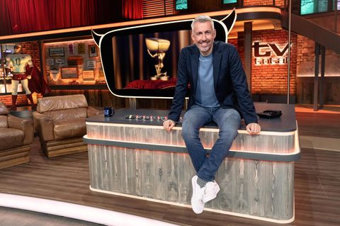 Sebastian Pufpaff sitzt im Tv Total Studio auf dem Tisch