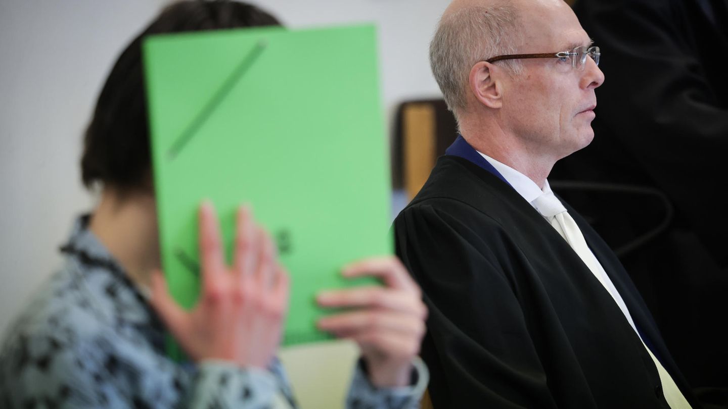 Der Angeklagte (l.) und sein Anwalt (r.) sitzen in einem Sitzungssaal des Landgerichts Hamburg