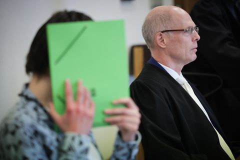 Der Angeklagte (l.) und sein Anwalt (r.) sitzen in einem Sitzungssaal des Landgerichts Hamburg