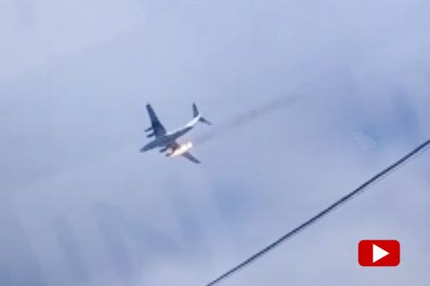 15 Menschen an Bord: Augenzeugen filmen Absturz von russischem Militärflieger nahe Moskau