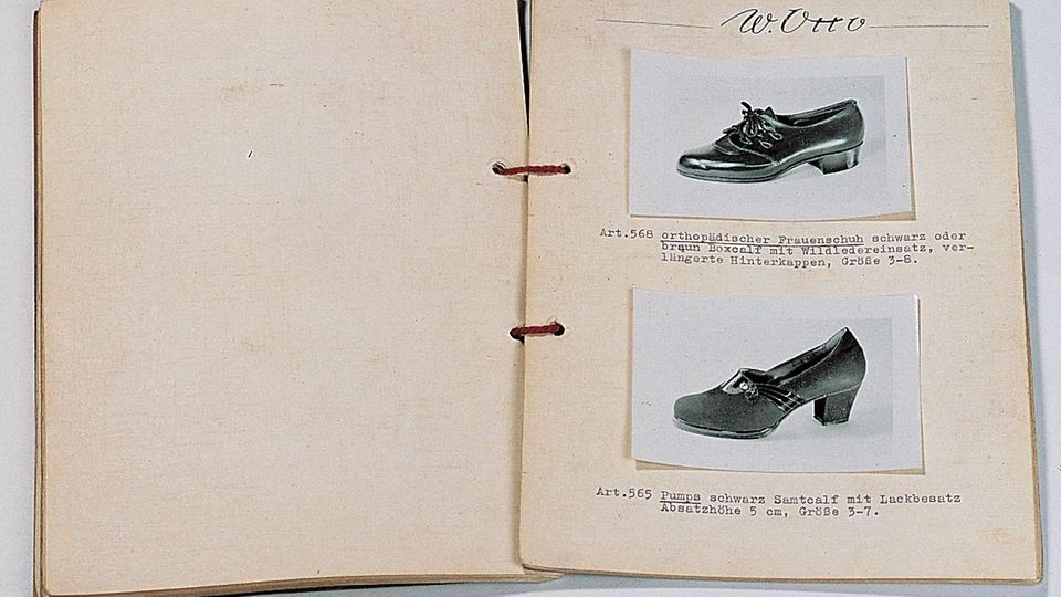 Der Werner Otto Versandhandel startete am 17. August 1949 in Hamburg mit drei Mitarbeitern. Der Firmengründer war damals 40 Jahre alt. 1950 erschien der erste Katalog in einer Auflage von 300 Exemplaren. Damals handelte Otto noch ausschließlich mit Schuhen. 28 Modelle waren anfangs im Angebot. "Unter dem Motto ‚Vertrauen gegen Vertrauen‘ führt Otto als erster Versender den Kauf auf Rechnung ein", heißt es in der Unternehmenshistorie.