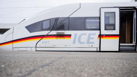 Es fährt kein Zug nach irgendwo – Ein ICE steht während am Hauptbahnhof in Hannover.     