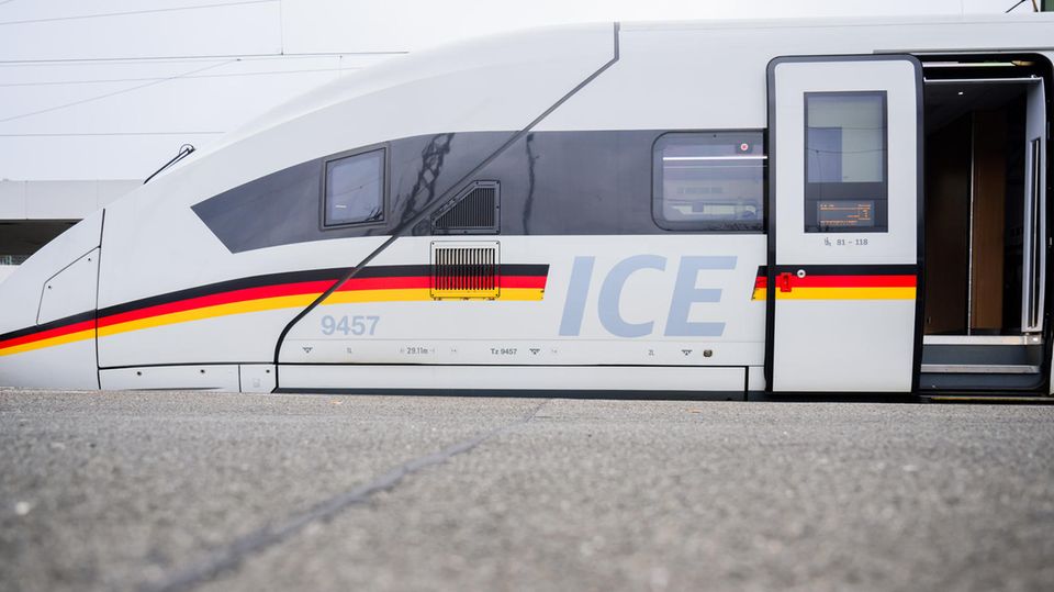 Es fährt kein Zug nach irgendwo – Ein ICE steht während am Hauptbahnhof in Hannover.     