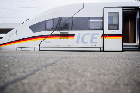 Es fährt kein Zug nach irgendwo – Ein ICE steht während am Hauptbahnhof in Hannover.     
