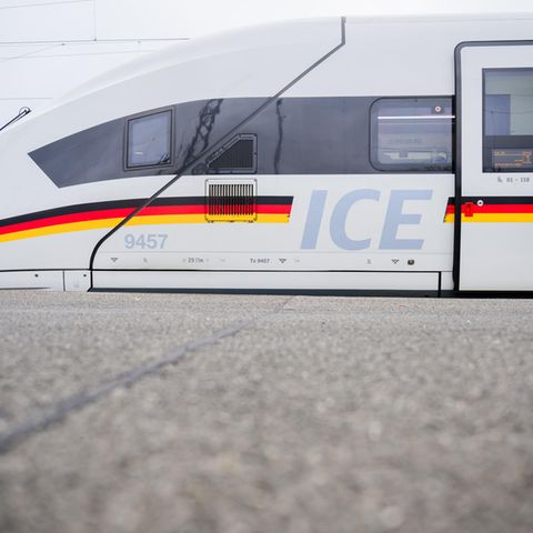 Es fährt kein Zug nach irgendwo – Ein ICE steht während am Hauptbahnhof in Hannover.     