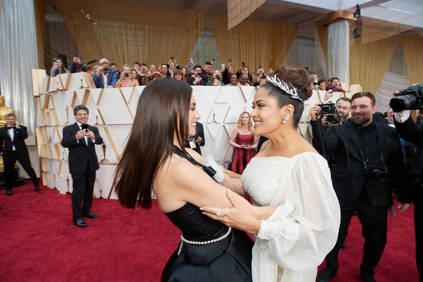 Penélope Cruz und Salma Hayek auf dem roten Teppich. Es begann mit einer Clownsverkleidung: Penélope Cruz und Salma Hayek