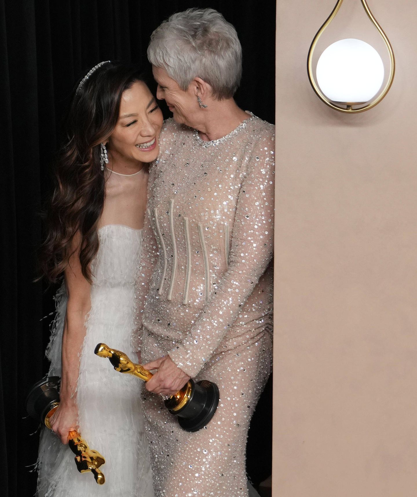 Michelle Yeoh und Jamie Lee Curtis (re.) Michelle Yeoh und Jamie Lee Curtis hinter der Bühne im Presseraum bei der 95. Oscar-Verleihung