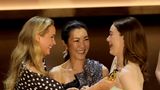 Freundinnen Jennifer Lawrence (li.) und Emma Stone (re.) mit Michelle Yeoh (Mitte) Der Oscar geht um: Michelle Yeoh (m.) übergibt ihn an Jennifer Lawrence (l.), damit sie ihn Preisträgerin Emma Stone (r.) reicht
