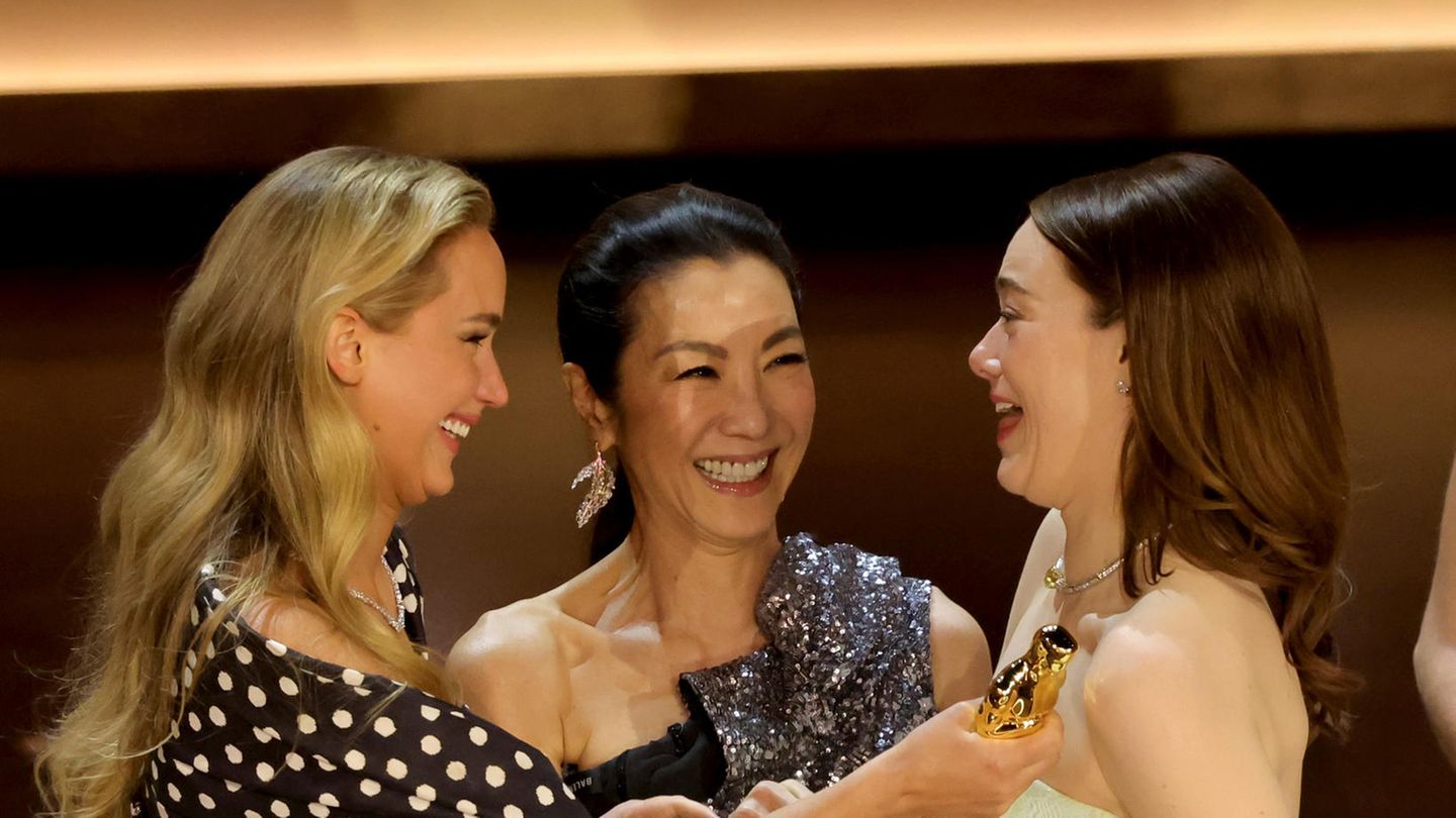 Freundinnen Jennifer Lawrence (li.) und Emma Stone (re.) mit Michelle Yeoh (Mitte) Der Oscar geht um: Michelle Yeoh (m.) übergibt ihn an Jennifer Lawrence (l.), damit sie ihn Preisträgerin Emma Stone (r.) reicht