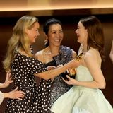 Der Oscar geht um: Michelle Yeoh (m.) übergibt ihn an Jennifer Lawrence (l.), damit sie ihn Preisträgerin Emma Stone (r.) reicht