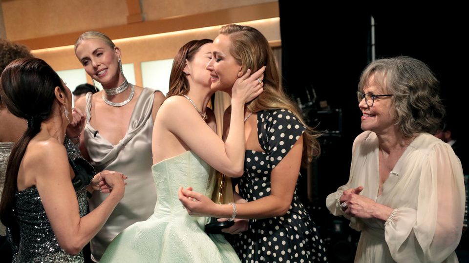 Emma Stone und Jennifer Lawrence hinter der Bühne.