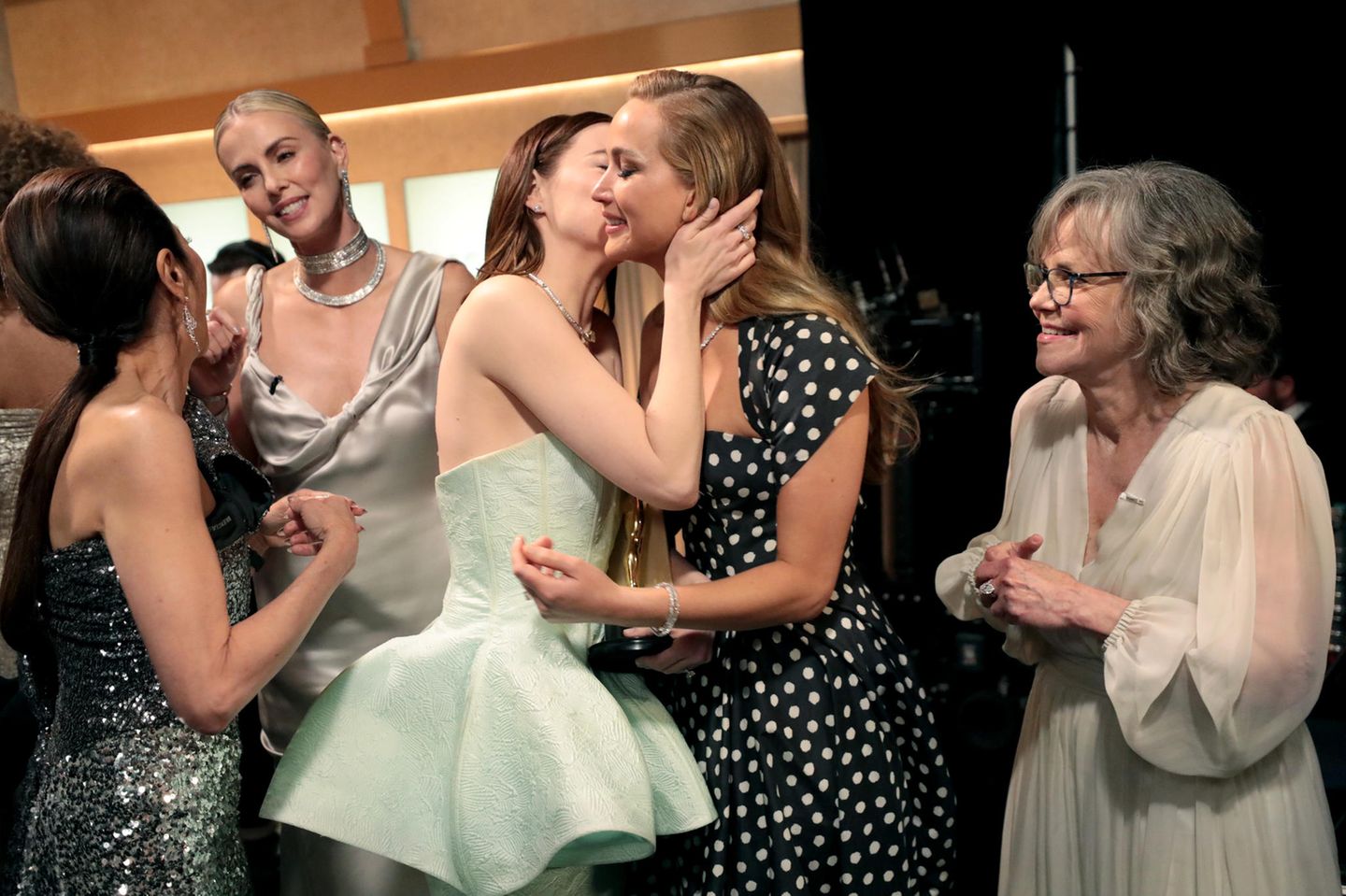 Emma Stone und Jennifer Lawrence (2.v.re) Emma Stone und Jennifer Lawrence hinter der Bühne.