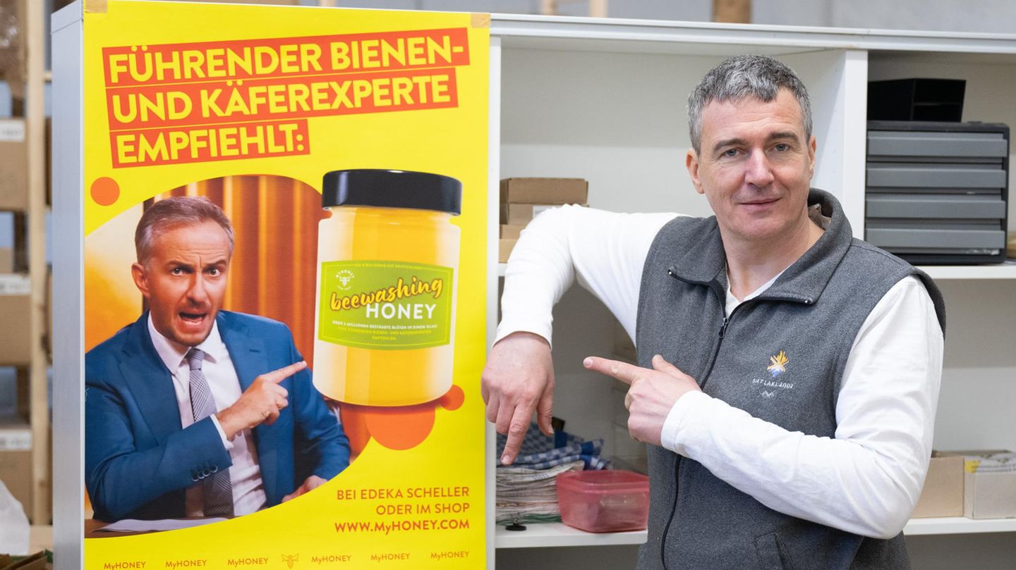 Imker Rico Heinzig, Imker präsentiert das Werbeplakat, das den Honigstreit mit Jan Böhmermann ausgelöst hat