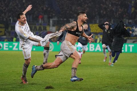 Kai Brünker vom 1. FC Saarbrücken feiert seinen Treffer gegen Borussia Mönchengladbach